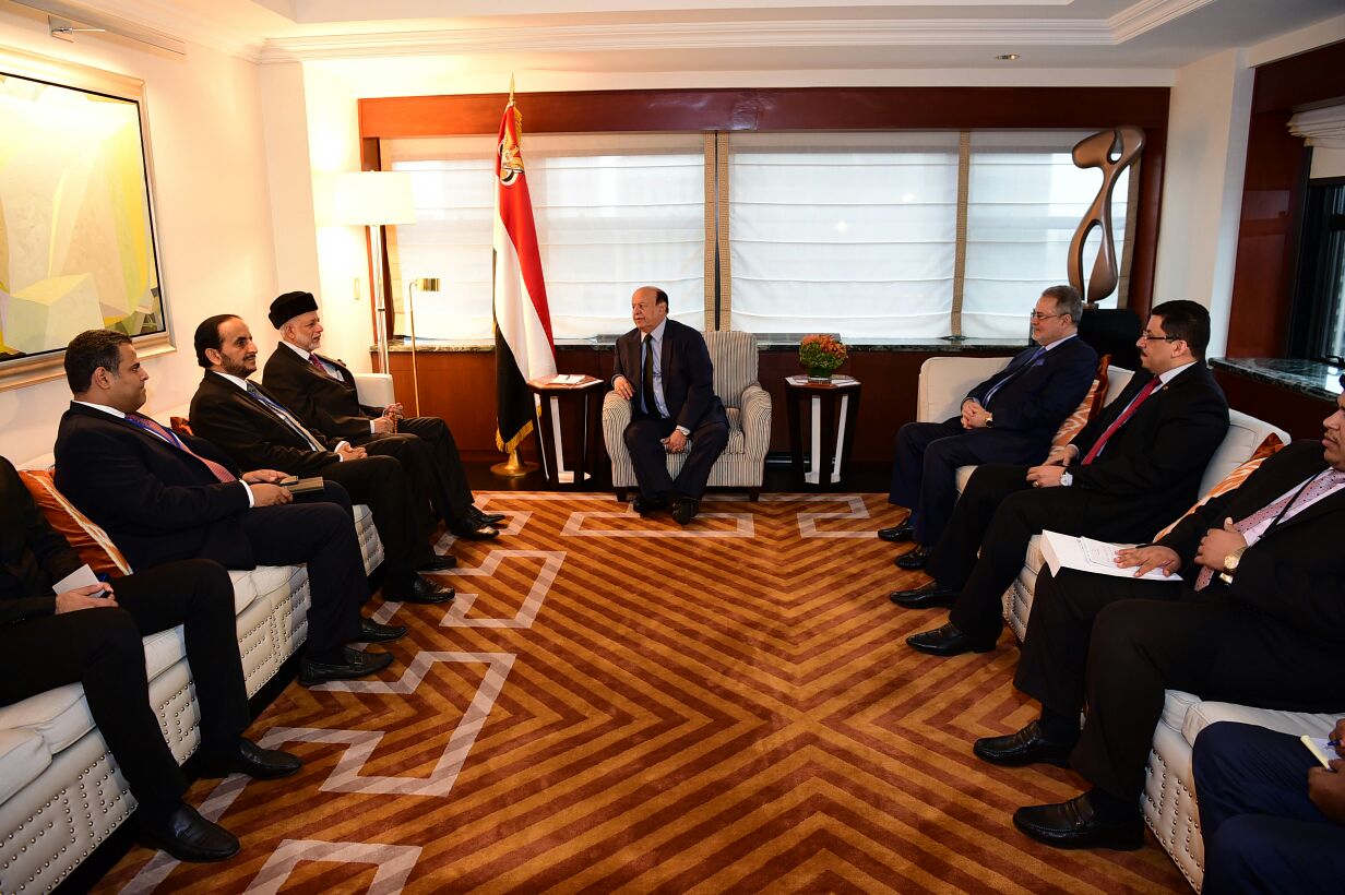 الرئيس هادي يلتقي وزير الخارجية العماني ووكيل الخارجية الأمريكي ويؤكد حرص الحكومة على السلام