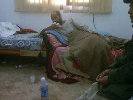 نشر أول صور سيف الإسلام القذافي بعد اعتقاله وهو يعاني من إصابات في أصابع يده اليمنى