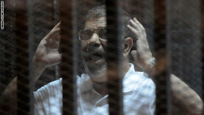 مرسي يتحدث لأول مرة عن مكان احتجازه ويطلب عقد جلسة سرية