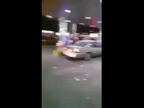 شاهد بالفيديو.. أمانة شاب يمني يعمل في محطة لغسيل السيارات اعاد 150 ألف ريال إلى مواطن سعودي