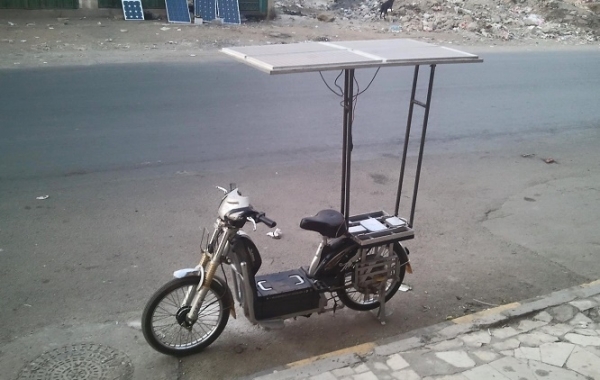 مهندس يمني يصنع أول دراجة شمسية (صورة)