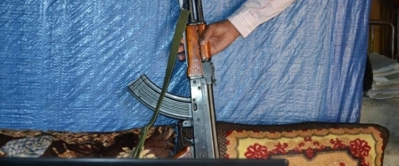طلاب يمنيون يحملون السلاح لإعالة أنفسهم وأسرهم.. هكذا جمعوا بين النقيضين!