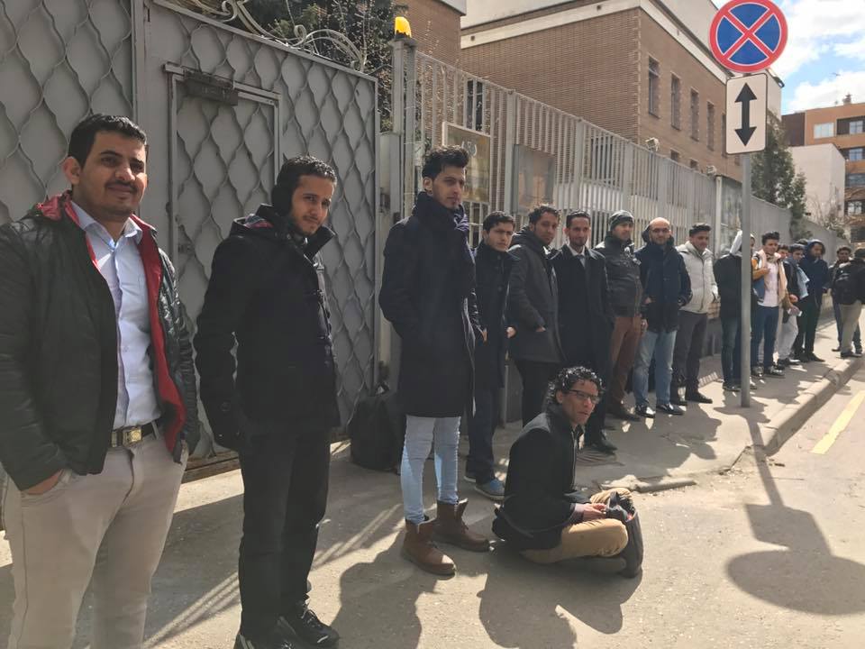 الشرطة الروسية تقتحم السفارة وتخرج الطلاب المعتصمين بالقوة والسفيير اليمني يستدعي تعزيزات والطلاب معرضون للاعتقال‎