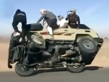 موقع أمريكي: شباب سعوديون صنعوا المستحيل بقيادة سيارة على إطارين فقط