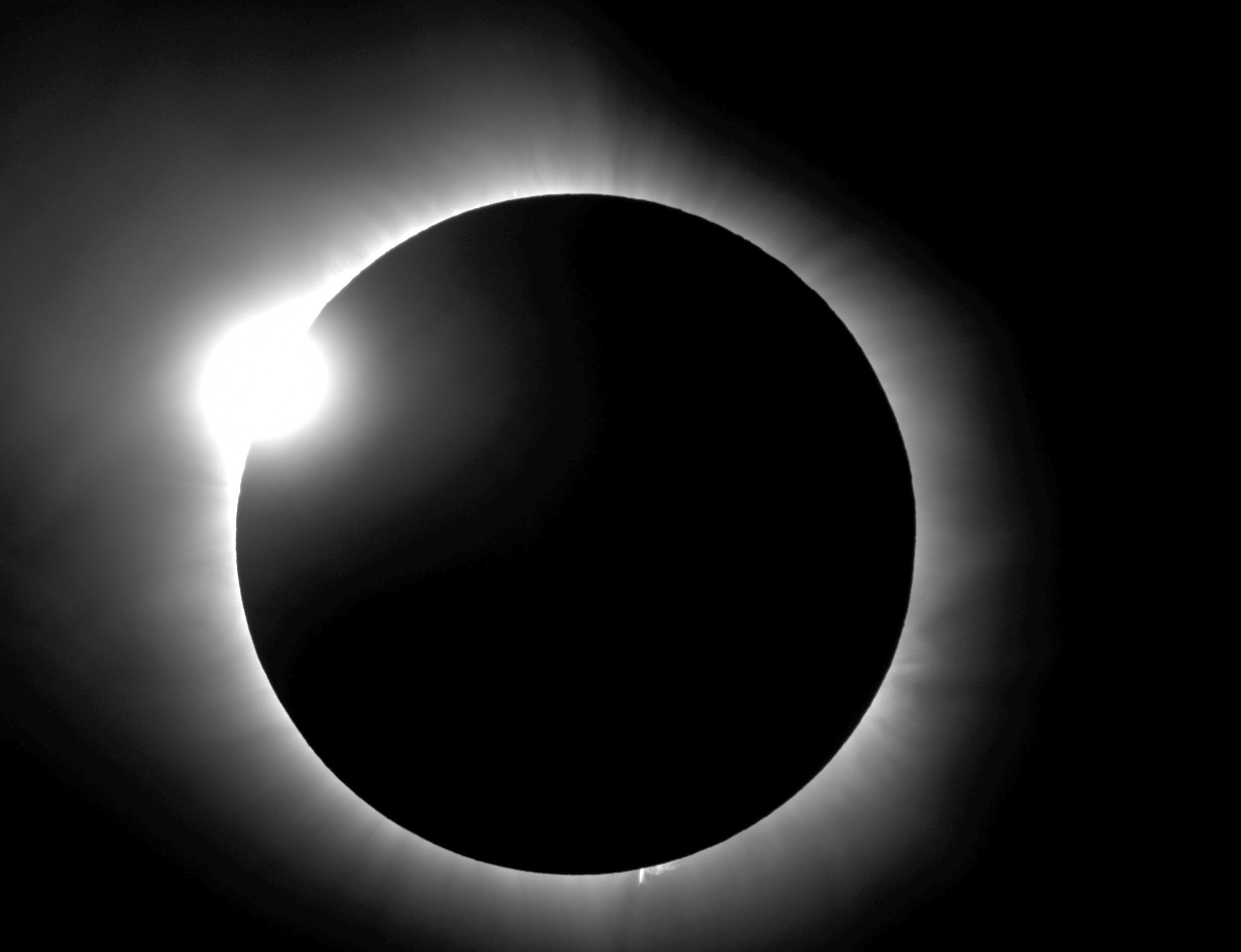 صورة تظهر كسوف «خاتم الماس»، وهو كسوف كلي للشمس حصل في 2016
