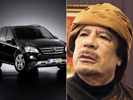 معمر القذافي وسيارته \