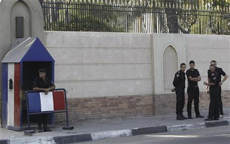 قوات مكافحة الشغب امام السفارة الفرنسية بالقاهرة يوم الاربعاء. ت