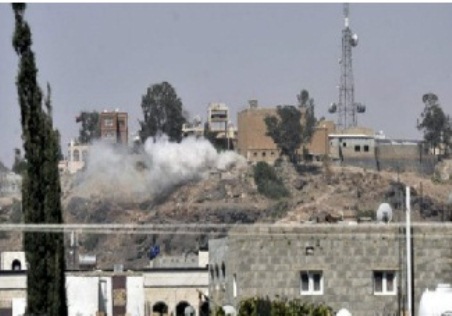 اشتباكات عنيفة بمحيط الداخلية والحوثيون يعاودون قصف مجمع التلفزيون الرسمي