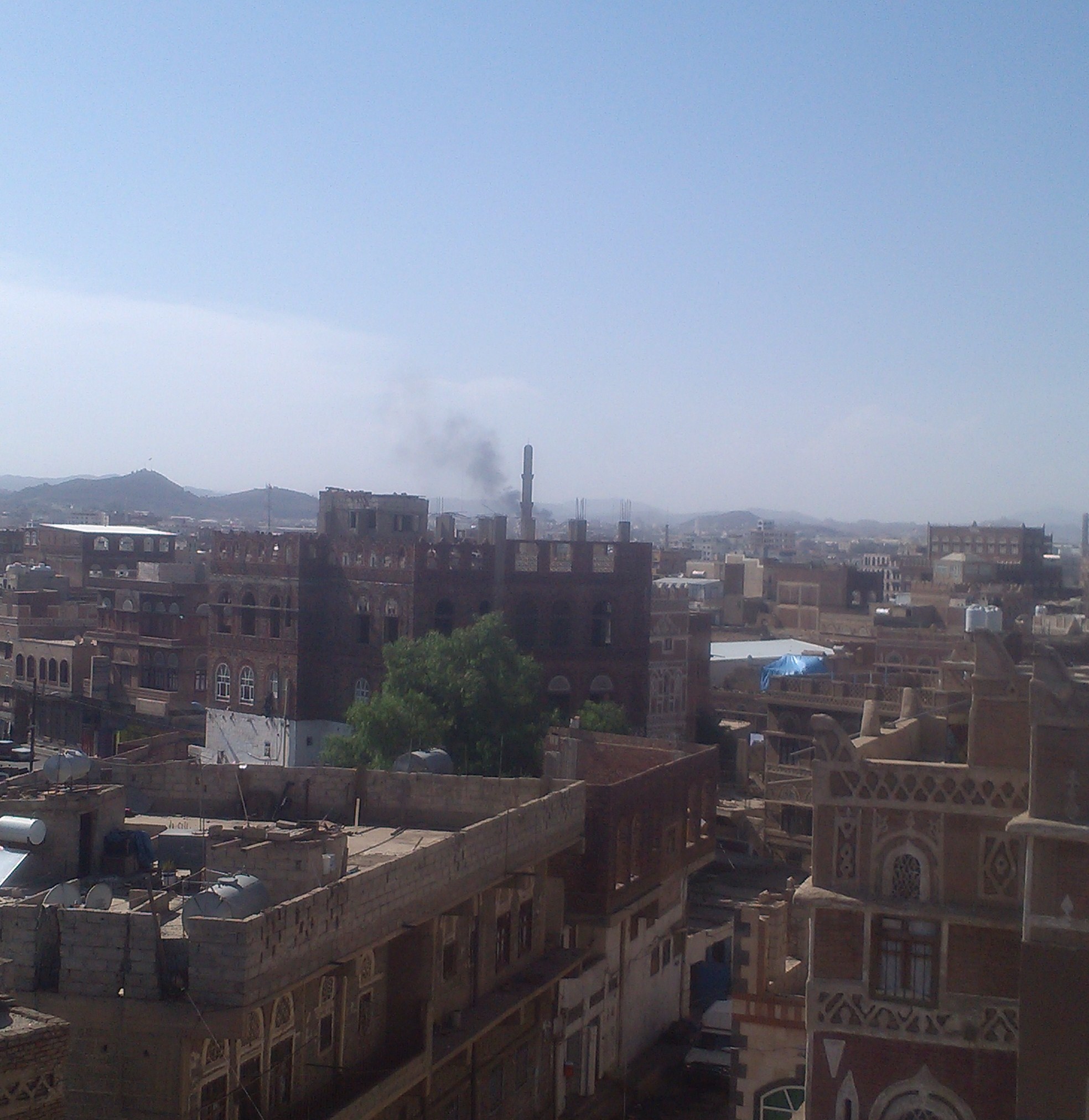 حالياً.. انفجارات عنيفة تهز شمال العاصمة صنعاء