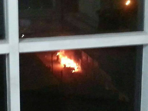 «يمن برس» ينفرد بنشر صور حادثة انفجار سيارة في شارع الزبيري بصنعاء مساء اليوم