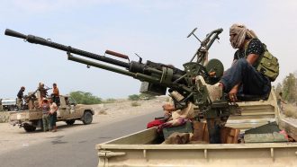 توترات عسكرية بين قوات موالية للانتقالي وقوات حكومية في أبين