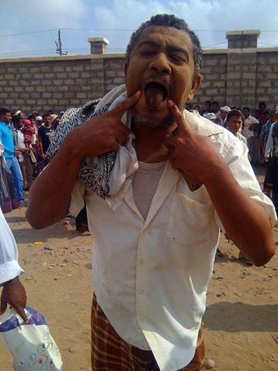 مواطن يأكل التراب بعد أن منعته مليشيا الحوثي من استلام «سلة مساعدة غذائية»