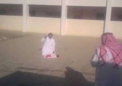 بالفيديو.. سعودي يحاول ذبح ابنه في فناء مدرسة ويناشد محمد بن سلمان ..تفاصيل الواقعة