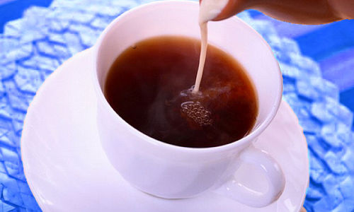 الحليب مع الشاي قد يمنع فقدان الوزن
