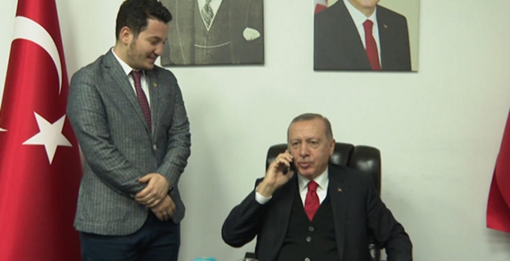شاهد بالفيديو.. الرئيس أردوغان يطلب يد طبيبة لزميلها الطبيب وهكذا جاء رد والد الفتاة
