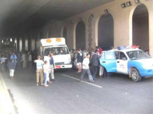 مغترب يمني ينجو بأعجوبة من الموت بعد سقوط سيارته بالقرب من جسر الرئاسة