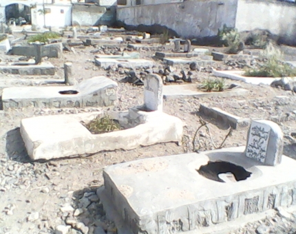 مقابر عدن .. شاهد حي على بربرية الحوثيين (تقرير)