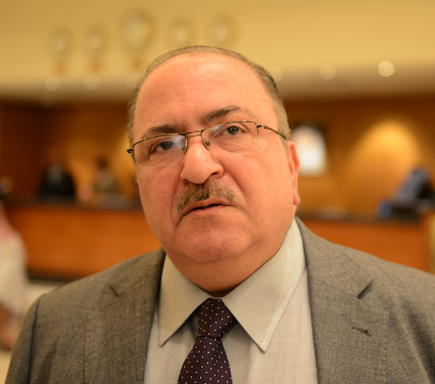 كاتب لبناني شهير يحذر الشرعية من الاعتراف بالانقلاب