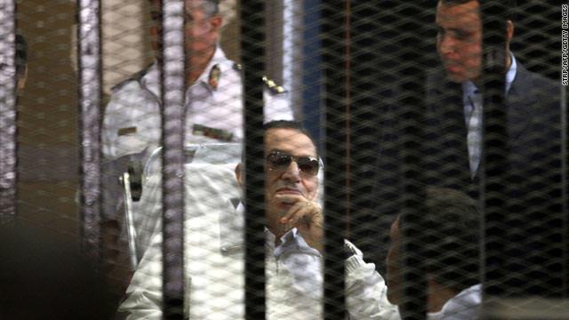 مصر : ما هي أبرز القضايا التي يُحاكم عليها مبارك؟