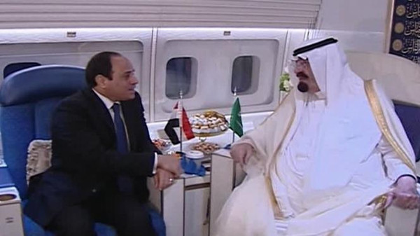العاهل السعودي يلتقي الرئيس المصري على متن الطائرة الملكية في مطار القاهرة (صور +فيديو)