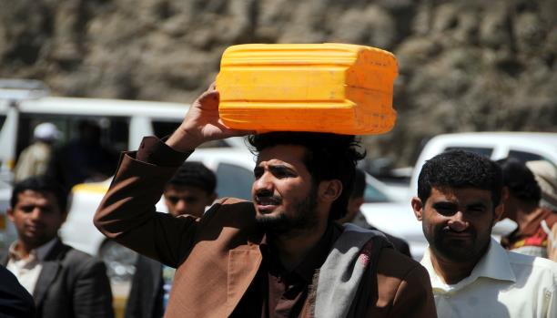 الحكومة اليمنية تسعى لانتزاع الإيرادات من قبضة الحوثيين