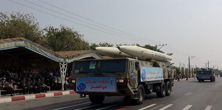 إيران تكشف عن صاروخ طويل المدى في عرض عسكري (صور)