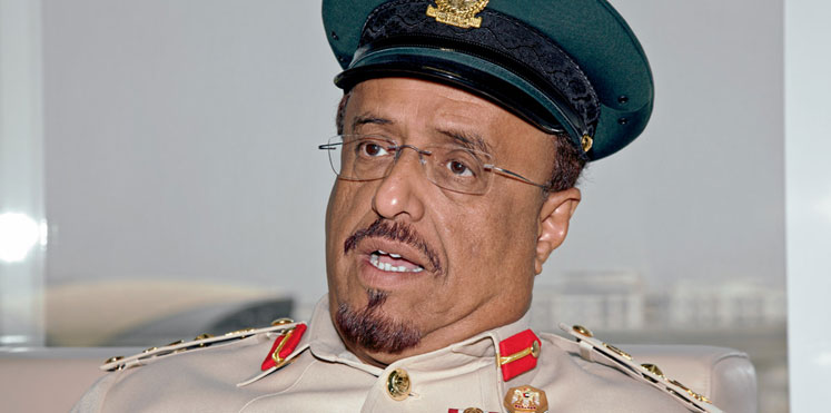 ضاحي خلفان من مكتبه في دبي .. يطالب بقطع يد زعيم مليشيات الحوثيين