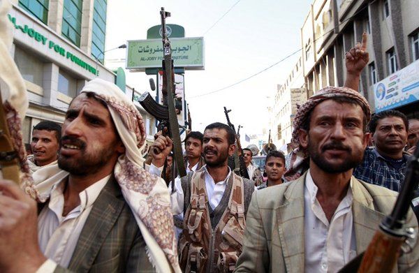 مليشيا الحوثي أجبرت موظفي الدولة على حضور احتفال السبعين وهددت بسحب وظائفهم