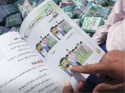 الحكومة الشرعية تتلف مناهج مدرسية حرفتها مليشيا الحوثي