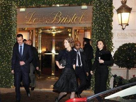 بشار الأسد وزوجته يغادران فندق بريستول في باريس عام 2010