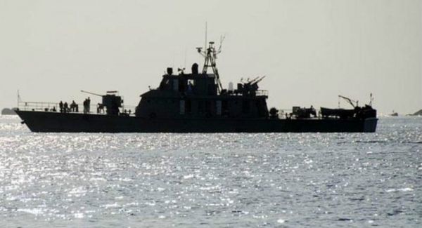 الحكومة تحتجز سفينة إيرانية على متنها 19 بحارا في المياه اليمنية بسقطرى