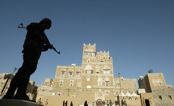 قوات الأمن تلقي القبض على انتحاريين بأحزمة ناسفه في ميدان التحرير بصنعاء