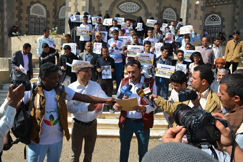 وقفة تضامنية في مأرب مع الصحافيين المختطفين في سجون الحوثيين بصنعاء