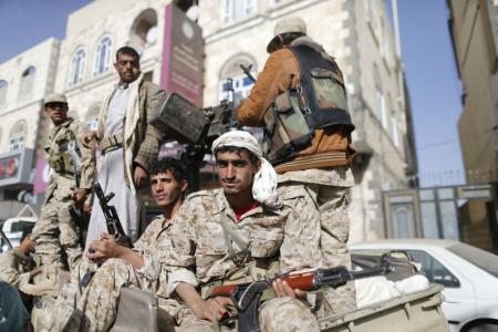 رويترز: مسلحو الحوثي لايزالون منتشرين حول دار الرئاسة ومقر إقامة الرئيس هادي 