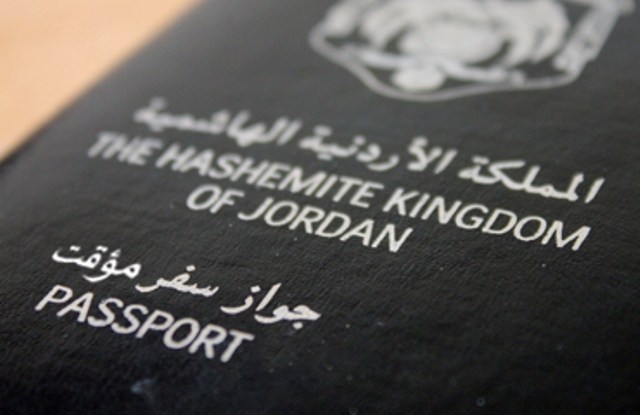 مليون فلسطيني يحملون الجواز الأردني سيتحولون لـ”أجانب” بالأردن