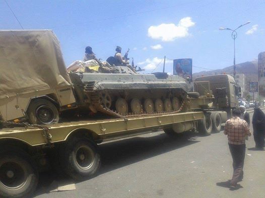 شاهد بالصور.. قوات عسكرية كبيرة وأسلحة ثقيلة تتحرك من العاصمة صنعاء باتجاه محافظة تعز