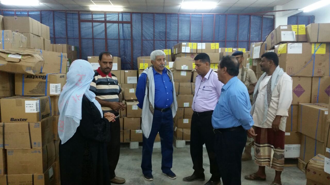 وزير الصحة يدشن توزيع 104 طناً من الأدوية على 11 محافظة