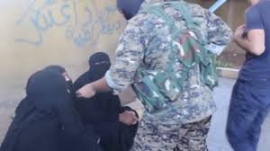 بالفيديو .. القبض على عناصر داعش متخفين بملابس نسائية
