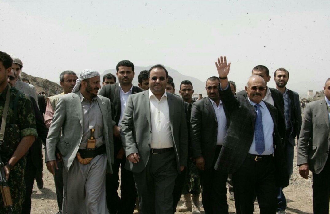 ‏علي عبد الله صالح يظهر متحديا للتحالف العربي برفقة الصماد ويزور معسكرات في سنحان