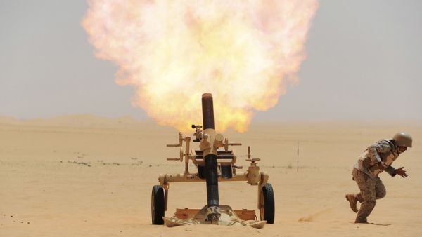 جندي سعودي يوجه قصف في مواجهات على الحدود مع اليمن - ارشيف