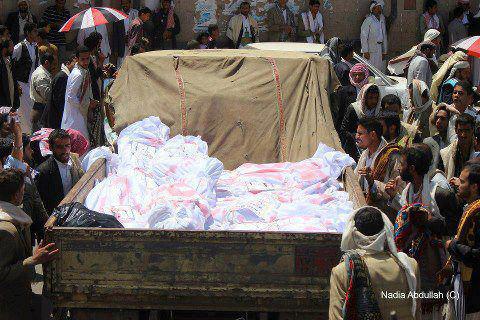 اليمن: صورة لجثث 13 شهيد مجهولون على متن سيارة تثير استياء اليمنيين