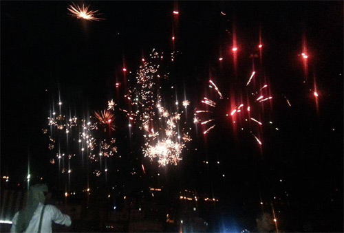 الحوثييون يطلقون الألعاب النارية في سماء العاصمة صنعاء احتفالاً بالنصر