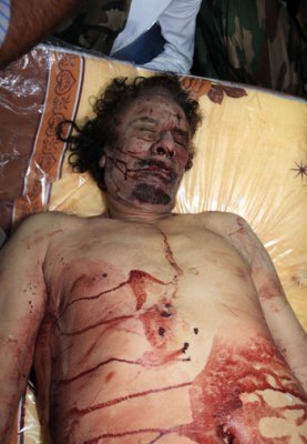 فيديو للقذافي قبل مقتله يخاطب الثوار اثناء القبض عليه قائلاً: \