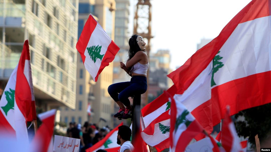 نواعم لبنان يختطفن الأنظار في الاحتجاجات .. ما سر هذا الاهتمام؟