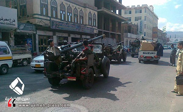 الحرس الخاص ينقل مدافع ثقيلة ومعدات إلى منطقة حدة وسط العاصمة صنعاء (صورة)