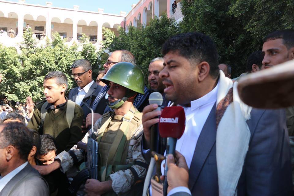 مليون ريال يمني مكافأة لطالب رفع الحذاء بوجه رئيس ثورية الحوثيين