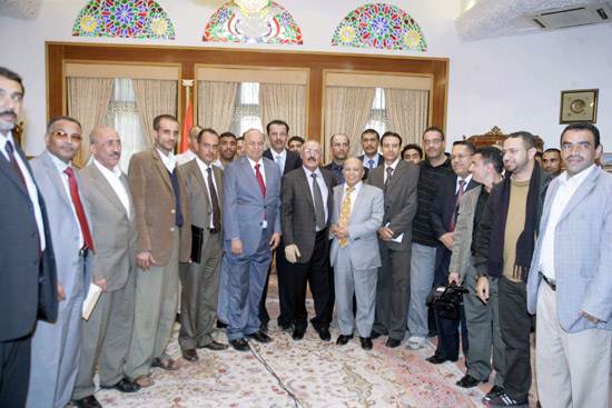 صورة تذكارية للرئيس صالح مع المشير هادي وآخرين قبل مغادرته اليمن أمس