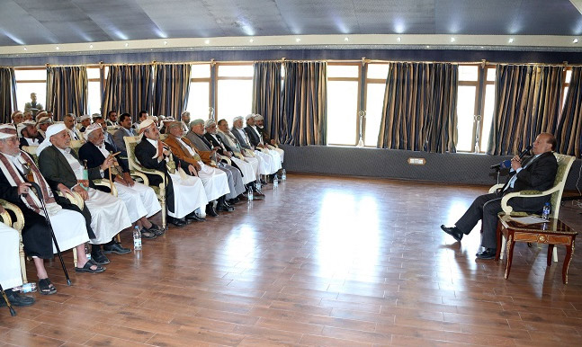 الرئيس هادي يلتقي بأكثر من 90 شخصية من مشائخ قبائل اليمن