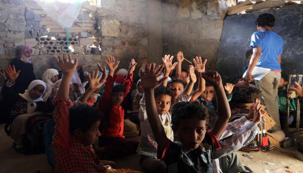 مواطنون يدفعون رواتب مدرّسي اليمن