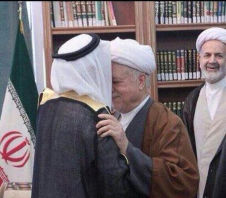 السفير السعودي في إيران يقبل رأس رفسنجاني